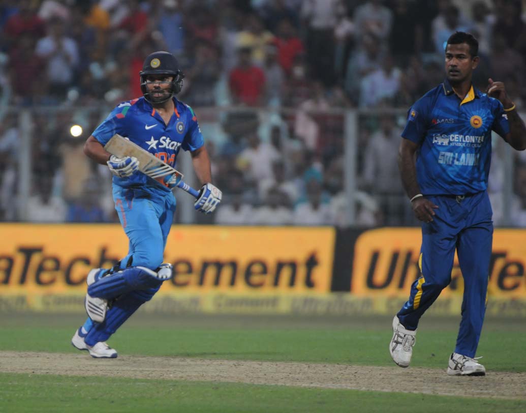 তরুণ দল নিয়ে শ্রীলঙ্কার বিরুদ্ধে এক দিনের সিরিজে নামতে হবে রোহিত শর্মাকে। প্রাক্তন ভারত অধিনায়ক ধোনি থাকলেও দলকে ঠিক মতো পরিচালন করার দায়িত্ব থাকবে রোহিতের উপর।