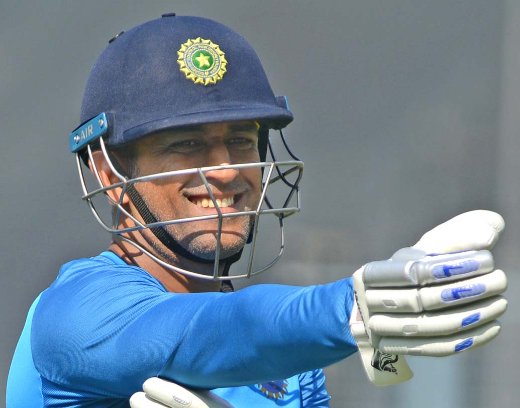 দলের প্রয়োজনে বহু বার ব্যাটিং অর্ডারে পরিবর্তন করেছেন এমএস ধোনি। শ্রীলঙ্কার বিরুদ্ধে প্রাক্তন ভারত অধিনায়ককে কোন পজিশনে খেলান রোহিত সেটাও দেখার।