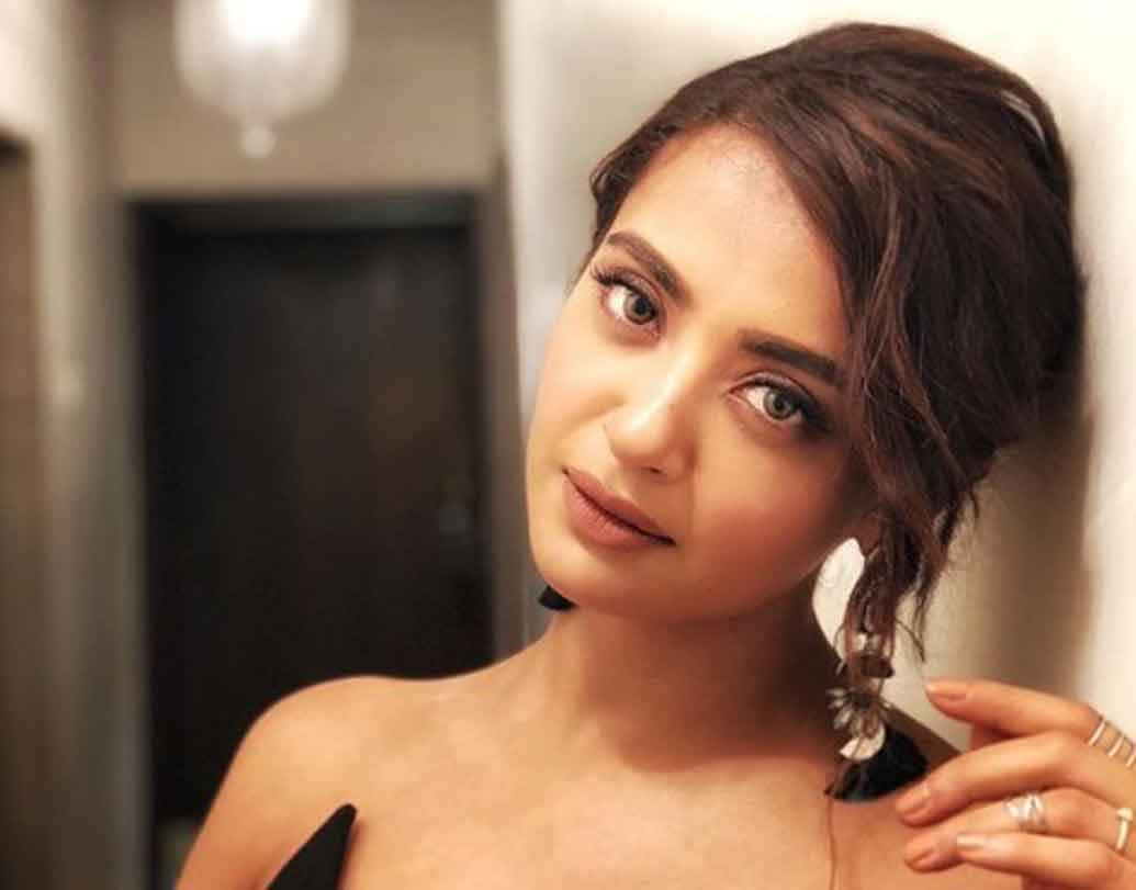 সুরভিন চাওলা:
সুরভিন জানিয়েছিলেন, এই শো দেখতে তিনি খুবই ভালবাসেন। কিন্তু নিজেকে এই ধরনের শোয়ের জন্য প্রস্তুত করতে পারেননি সুরভিন। তাই ফিরিয়ে দিয়েছিলেন অফার।