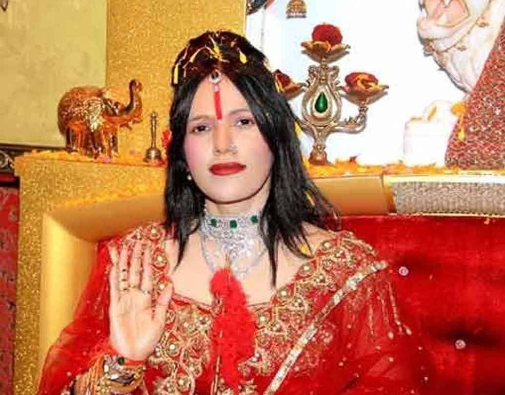 রাধে মা:
‘বিগ বস’ সিজন ৯-এ আসার জন্য স্বঘোষিত ধর্মগুরু রাধে মা-কেও প্রস্তাব দেওয়া হয়েছিল। কিন্তু খালি হাতেই চ্যানেল কর্তৃপক্ষকে ফিরিয়েছিলেন তিনি।