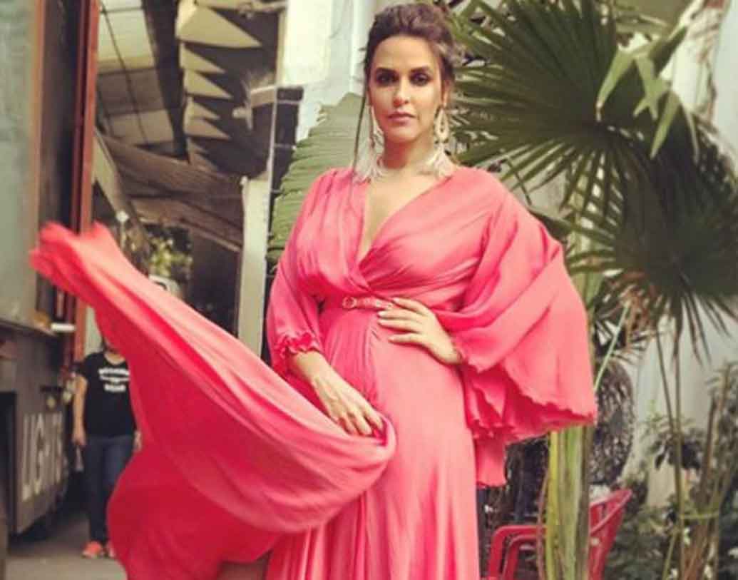 নেহা ধুপিয়া:
সর্বক্ষণ ক্যামেরার নজরদারিতে থাকা একদম পছন্দ করেন না নেহা। তাই ফিরিয়ে দিয়েছিলেন এই খেলায় যোগদানের অফার।