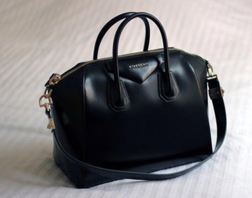 কালো ব্যাগ: ক্ষমতা ও সম্মান আপনার কাছে সবচেয়ে গুরুত্বপূর্ণ। যে কোনও কঠিন পরিস্থিতি একা হাতে সামাল দেওয়ার ক্ষমতা আপনার রয়েছে। একা কাজ করতেই আপনি পছন্দ করেন এবং আপনি বেশ রক্ষণশীল। আপনাকে দেখে অনেকেই আবেগহীন মনে করতে পারে। আপনি সব সময়ই নিজেকে উন্নত করতে ভাবনা-চিন্তা করেন।