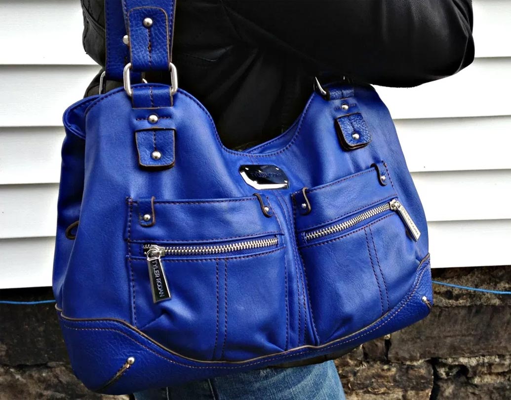 নীল ব্যাগ: বিশ্বাসযোগ্য এবং দায়িত্বশীল মানুষরা নীল ব্যাগ ব্যবহার করতে পছন্দ করেন। কাজের ক্ষেত্রে কোনও রকম আপোস আপনি করেন না। একগুঁয়েমি আপনার রক্তেই রয়েছে। খুব সহজেই সকলের সঙ্গে মিশে যেতে পারেন।