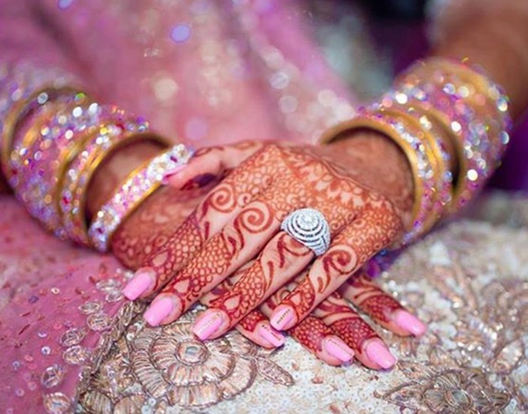 হয় প্রতি দিন পোশাকের সঙ্গে বদলাতে পারেন নেল কালার, বা কোনও  নিউট্রাল কালার বেছে নিতে পারেন যা আপনার ওয়েডিং ওয়ার্ডরোবের সব পোশাকের সঙ্গেই হবে মানানসই।