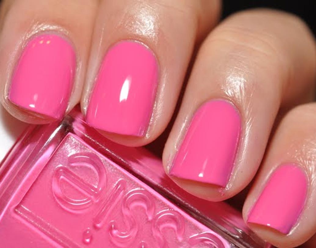 ব্রাইডাল নেল পলিশের শেডে পিঙ্ক সব সময়ই ইন। হালকা বেবি পিঙ্কের উপর লাগাতে পারেন গ্লসি টপ কোট। ডার্ক পিঙ্কও একই রকম ফ্যাশনেবল।