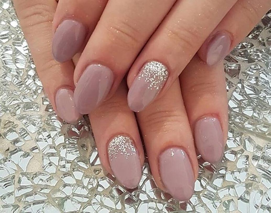 যদি মনে করেন বিয়ের সব দিনগুলোয় একটিই নিউট্রাল শেডের নেল কালার থাকবে হাতে তা হলে ন্যুড অ্যান্ড স্পার্কলিং আপনার জন্য সেরা অপশন। একটি ন্যুড শেডের নেল কালার লাগিয়ে নিন যা সব রঙের পোশাকের সঙ্গেই মানানসই। তার উপর স্পার্কল বা গ্লিটার দিয়ে টপ কোট করুন।