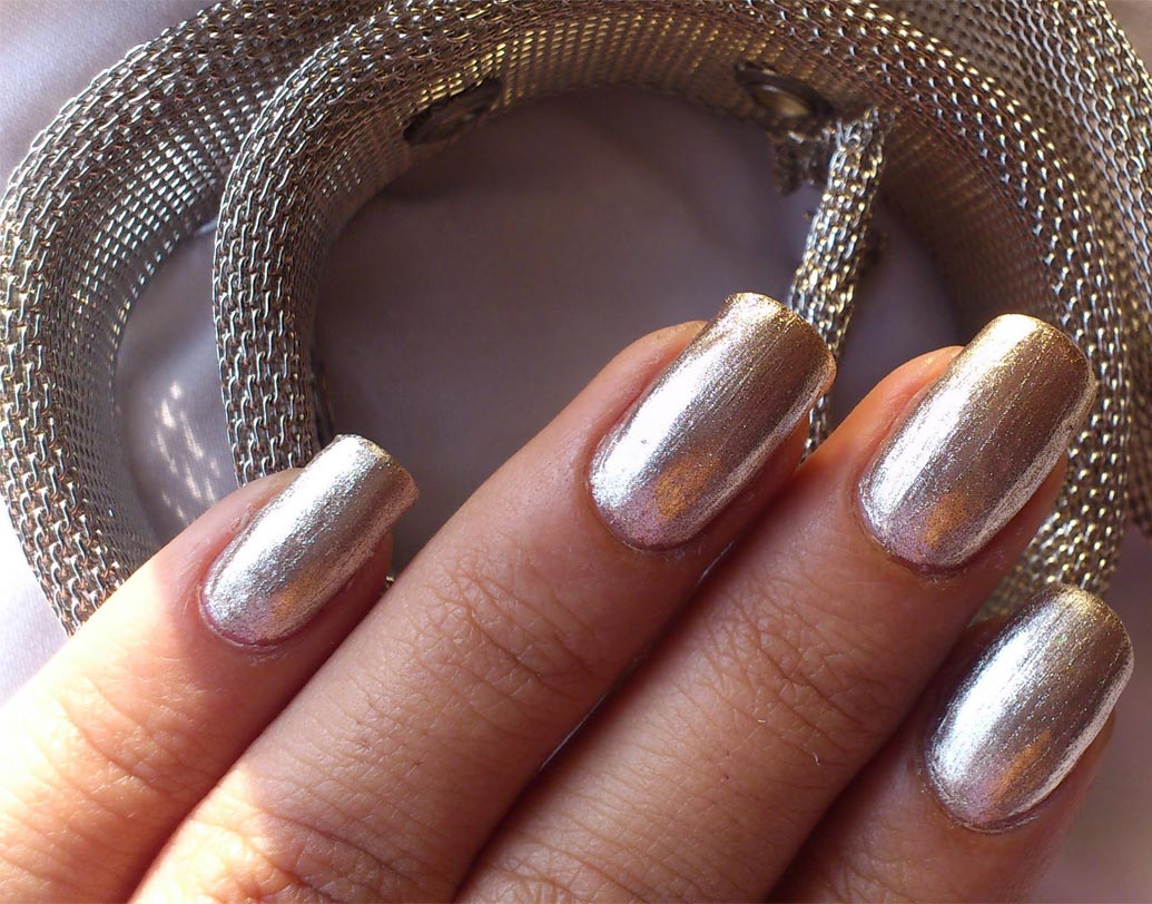 মেটালিক টোনের নেল কালার এখন ভীষণ ভাবে ফ্যাশনে ইন। গোল্ডেন, সিলভার, কপার তো রয়েছেই। পিঙ্ক বা ব্লু-এর মোটলিক টোনও কিন্তু ব্রাইডাল সাজের সঙ্গে দারুণ লাগে। দুটো রং মিশিয়ে মিক্স অ্যান্ড ম্যাচ করেও লাগাতে পারেন।