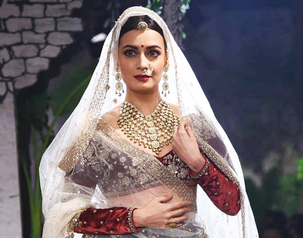 ২০০০ সালে মিস এশিয়া প্যাসিফিক হয়েছিলেন দিয়া মির্জা। একই সঙ্গে মিস বিউটিফুল স্মাইল, মিস অ্যাভন এবং মিস ক্লোজ-আপ স্মাইল— এই সবকটি খেতাব ঝুলিতে ভরেছিলেন দিয়া।