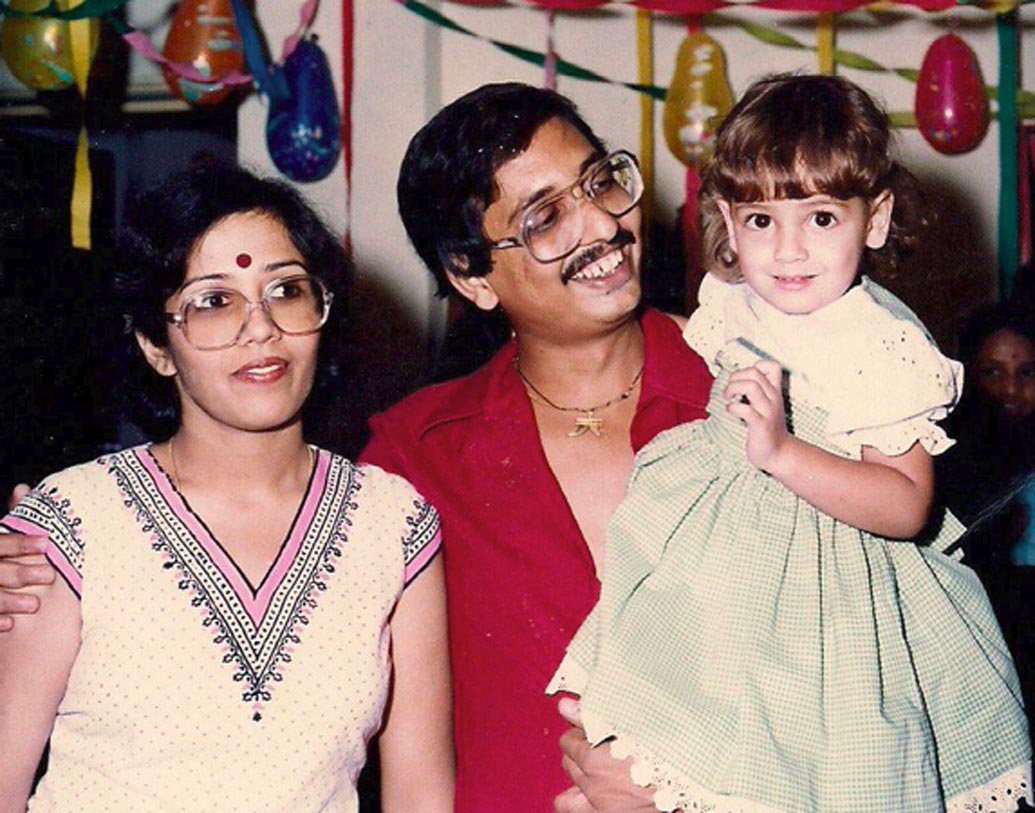 দিয়া মির্জা হলেন অর্ধেক জার্মান এবং অর্ধেক বাঙালি। তাঁর বাবা ছিলেন ক্যাথোলিক আর মা ছিলেন বাঙালি। দিয়ার ৪ বছর বয়সে তাঁর বাবা-মায়ের বিবাহ বিচ্ছেদ হয়। আর দিয়া যখন ৯ বছরের তখন মৃত্যু হয় ফ্র্যাঙ্ক হ্যান্ডরিচের। বাবা ফ্র্যাঙ্ক হ্যান্ডরিচের মৃত্যুর পর দিয়ার মা দীপা দেবী বিয়ে করেন আহমেদ মির্জাকে। তিনিই মূলত দেখভাল করেছেন এই অভিনেত্রীকে। আর সেই থেকেই আহমেদ মির্জার উপাধিই  ব্যবহার করেন দিয়া। তবে সাম্প্রতিককালে বাবা ফ্র্যাঙ্ক হ্যান্ডরিচের উপাধিও ব্যবহার করছেন দিয়া। আর তাই দিয়া এখন দিয়া মির্জা হ্যান্ডরিচ।