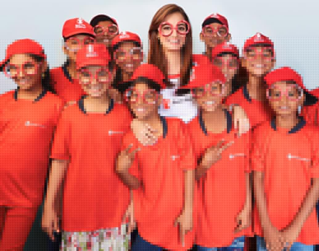 সমাজের নানান সমস্যার সমাধান করতে সদা সোচ্চার হয়েছেন দিয়া। এড্‌স-এর সচেতনতার প্রচারে সক্রিয় ভূমিকা গ্রহণ করেছিলেন এই অভিনেত্রী।