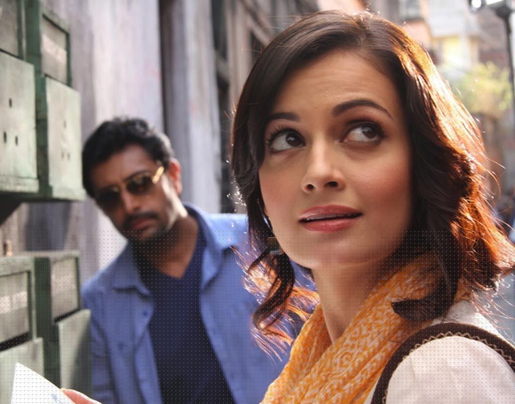 ‘র‌্যাহনা হ্যয় তেরে দিল মে’ ছবিটি দিয়ে বলিউডে আত্মপ্রকাশ হয় দিয়া মির্জার। ছবিটি বক্স অফিসে বিশেষ সফল না হলেও, সমালোচকদের নজর কাড়েন দিয়া। ২০১২ সালে পরিচালক প্রতীম ডি গুপ্তার প্রথম বাংলা ছবি ‘পাঁচ অধ্যায়’ ছবিতে অভিনেতা প্রিয়াংশু চট্টোপাধ্যায়ের বিপরীতে মুখ্য চরিত্রে অভিনয় করেছিলেন দিয়া মির্জা।