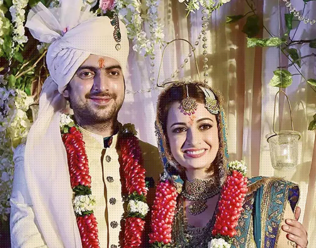 ২০১৪ সালে দীর্ঘদিনের বন্ধু সাহিল সাঙ্গার সঙ্গে বিবাহ বন্ধনে আবদ্ধ হন দিয়া মির্জা। স্বামী সাহিলকে নিজের হাতে রেঁধে খাওয়াতে ভালবাসেন দিয়া। বর্তমানে তাঁদের একটি প্রোডাকশন হাউজও রয়েছে, যার নাম বর্ন ফ্রি এন্টারটেইনমেন্ট।বিদ্যা বালন অভিনীত ‘ববি জাসুস’ ছবিটির প্রযোজক দিয়া।