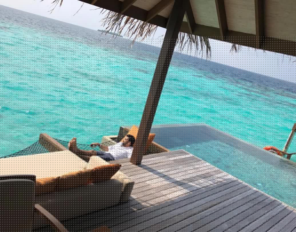 হনিমুনের ছবি নিজেদের ইনস্টাগ্রাম পেজে শেয়ার করলেন এই দুই সেলেব দম্পতি।