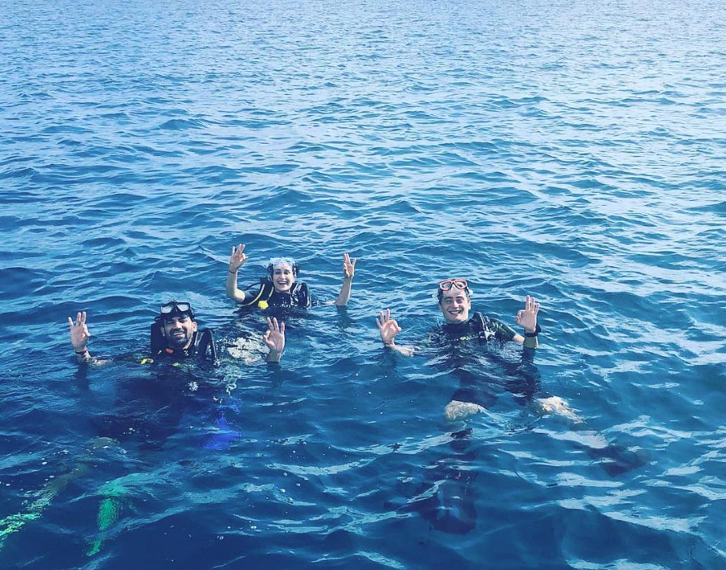 তাঁদের স্কুবা ডাইভিং করতে দেখা গিয়েছে। সেই ছবির ক্যাপশনে সাগরিকা জানিয়েছেন, এই নতুন অভিজ্ঞতা তাঁর কাছে বেশ রোমাঞ্চকর।