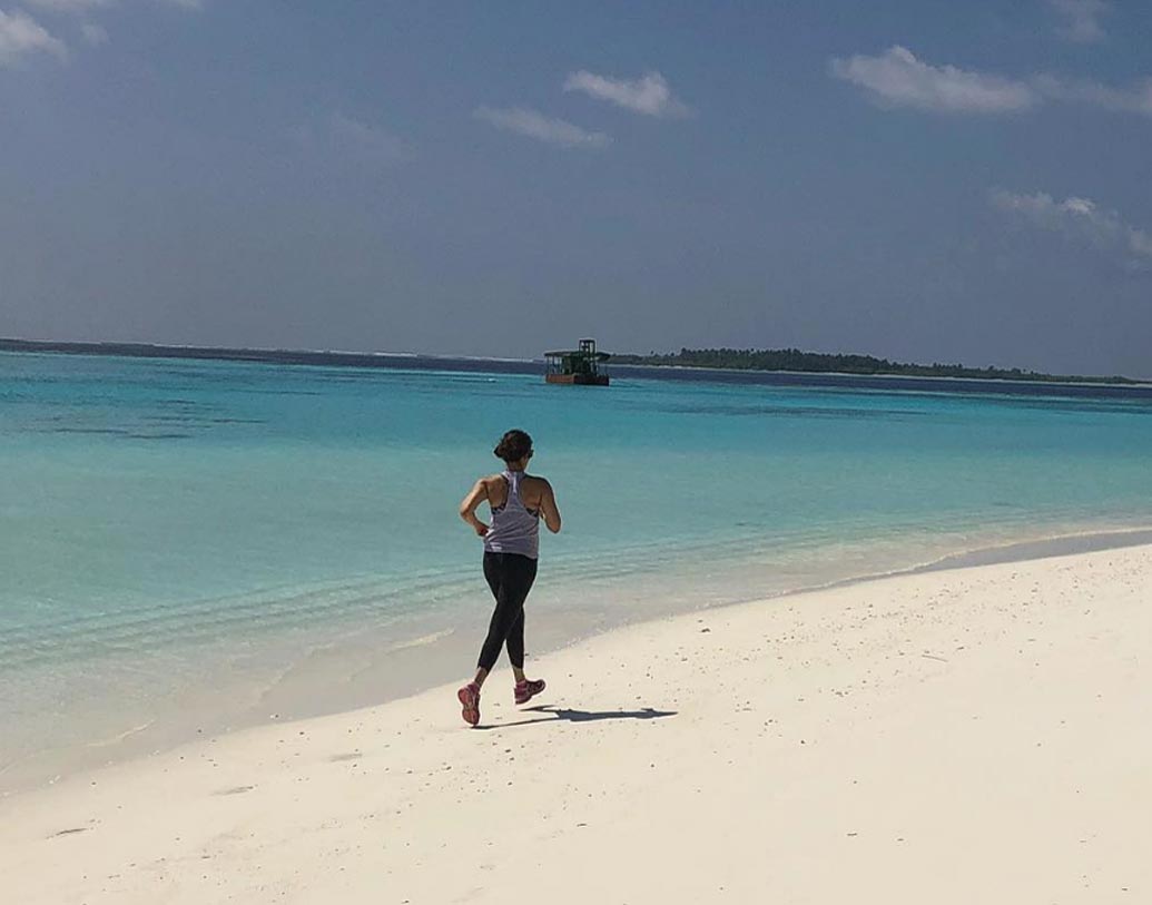 বিয়ের পর এ বার হনিমুনে গিয়েছেন দম্পতি। দেখে নিন এই লভ-কাপলের হনিমুনের কিছু ‘কুল’ ছবি।