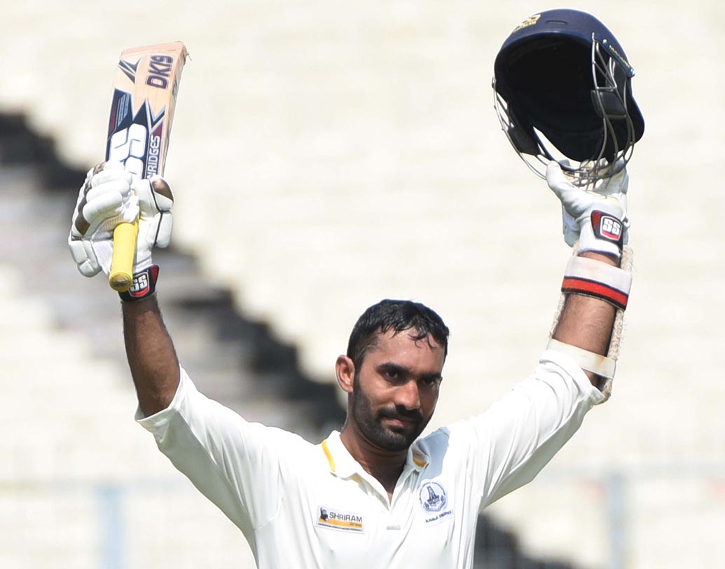 দিনেশ কার্তিক: চার নম্বর জায়গা নিয়ে এখনও নিশ্চিত নয় ভারতীয় থিঙ্ক ট্যাঙ্ক। বার বার ক্রিকেটার পরিবর্তন করেও খুব লাভ হয়েনি। টিম সূত্রে খবর এই সিরিজে চার নম্বরে খেলতে দেখা যেতে পারে দিনেশকে।