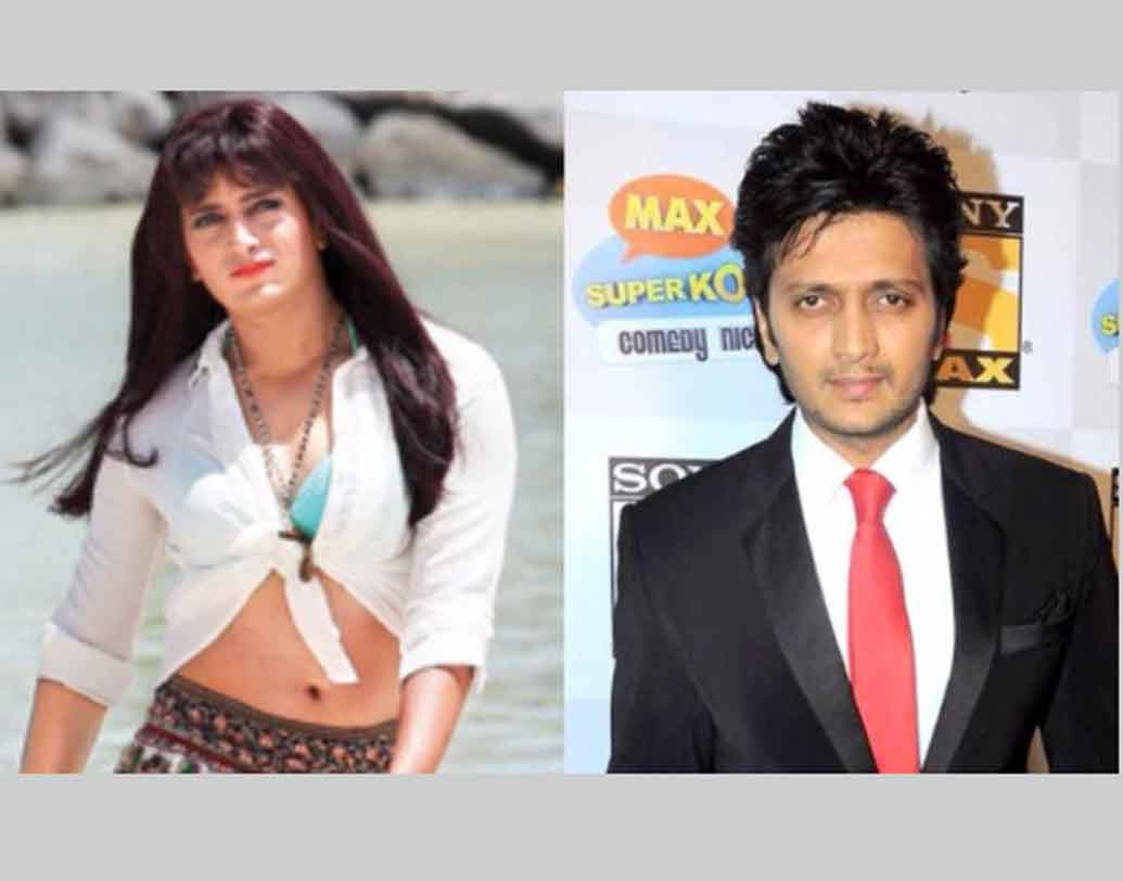 রিতেশ দেশমুখ:
নিয়ন রংয়ের অন্তর্বাস, সি-থ্রু শার্ট আর স্কার্টে রিতেশের এই অবতারের কথা কেই বা ভুলতে পেরেছে? সাজিদ খানের ‘হামসকলস’-এ মেয়ে সেজেছিলেন তিনি। এই ছবির একাধিক দৃশ্যে মেয়ে সেজেছিলেন রিতেশ।