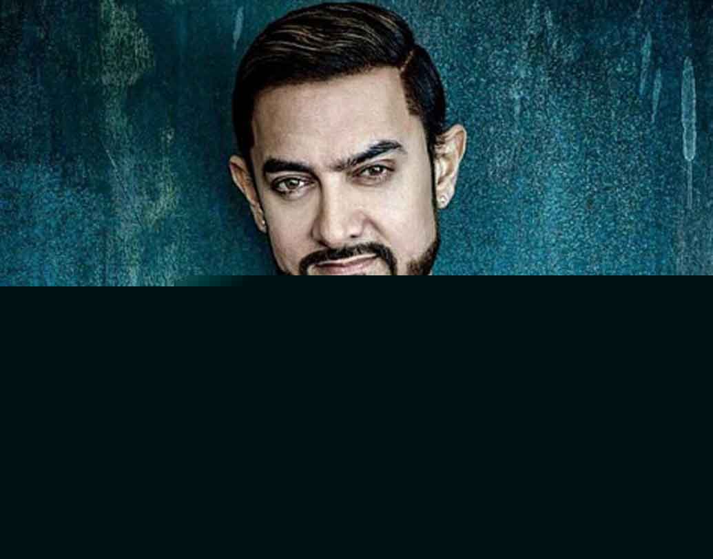 আমির খান:
মিস্টার পারফেকশনিস্টের সঙ্গে মাত্র একটা ছবিতেই (পিকে) স্ক্রিন শেয়ার করেছেন হবু কনে। অন্যদিকে হবু পাত্রের সঙ্গেও একটি অ্যাড ফিল্মে কাজ করেছেন আমির। শুধু তাই নয়, আমিরের সঙ্গে বরাবরই ঘনিষ্ট সম্পর্ক বিরুষ্কার। ফলে বলিউডি নিমন্ত্রিতের তালিকায় সম্ভবত জায়গা করে নেবেন আমির খানও।