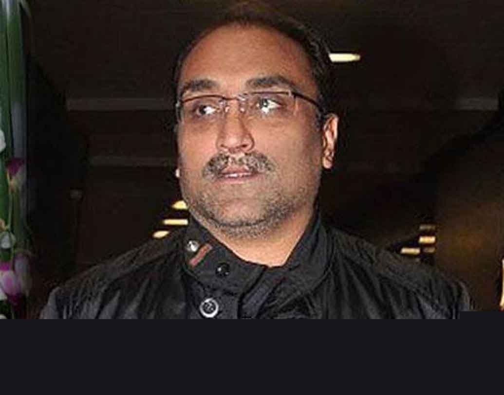 আদিত্য চোপড়া:
অনুষ্কাকে প্রথম সুযোগটা দিয়েছিলেন তিনিই। নয় বছর আগের সেই ‘রব নে বনা দি জোড়ি’র পর থেকেই অনুষ্কার উত্থান। এরপরেও ‘যব তক হ্যায় জান’, ‘সুলতান’-এর মতো হিট ছবি করেছেন যশ রাজ ফিল্মসের ব্যানারে। সুতরাং বিয়ের নিমন্ত্রিতের তালিকায় যে আদিত্য থাকবেনই সেটা সহজেই অনুমান করা যায়।