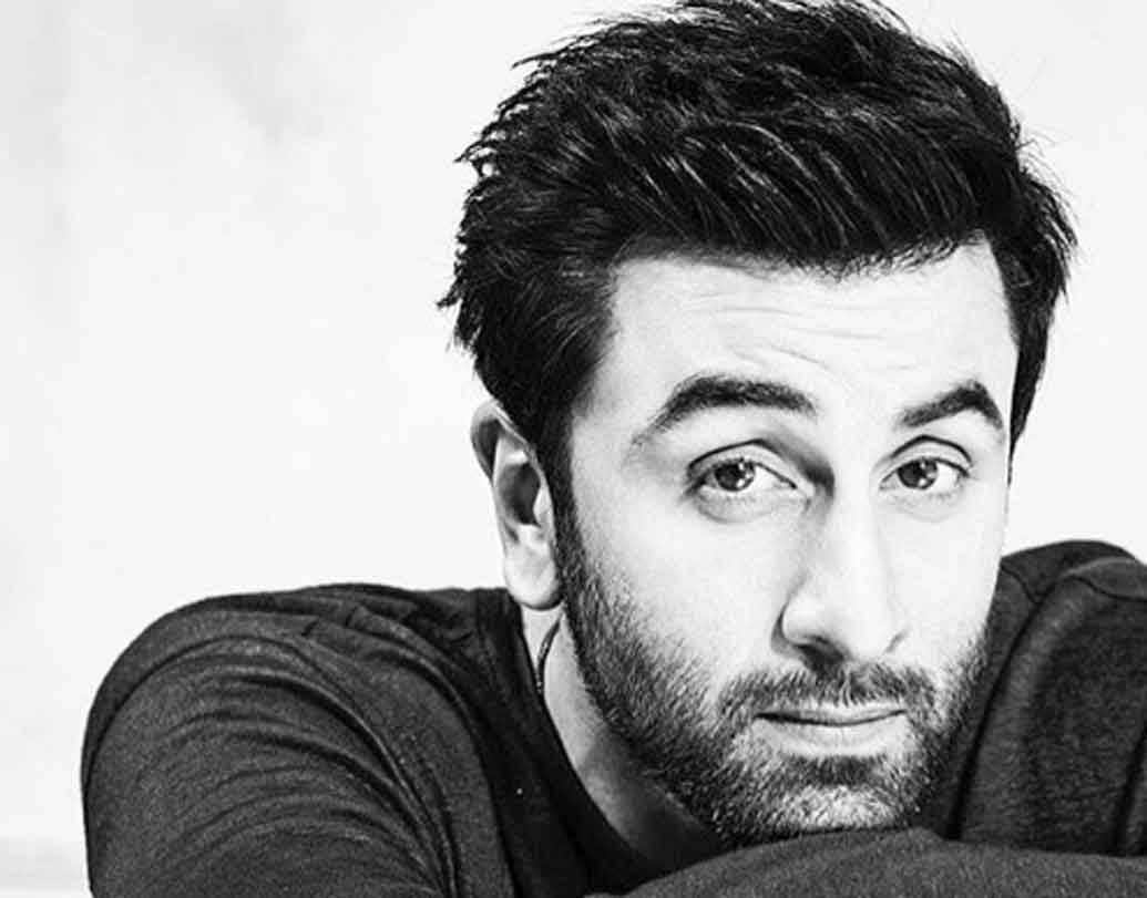 রণবীর কপূর:
ইন্ডাস্ট্রিতে নাকি অনুষ্কার তেমন বন্ধু নেই। কিন্তু রণবীরের সঙ্গে তাঁর অফস্ক্রিন কেমিষ্ট্রি বরাবরই খুব ভাল। অনেকের মতে রণবীরের সঙ্গে ডেটও করেছেন অনুষ্কা। যদিও সেই খবরেরে সত্যতা স্বীকার করেনি কোনও পক্ষই। তবে লোকে যাই বলুক, নিজের বিয়েতে ইন্ডাস্ট্রির বেস্টিসকে ডাকবেন না নায়িকা, তাও কি হয়?