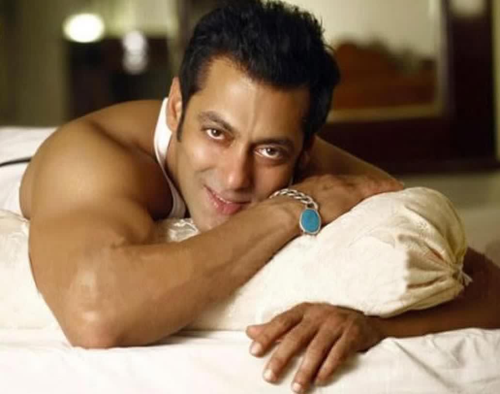 এর পরই রয়েছেন বলিউডের ‘ভাইজান’। তাঁর ‘টিউবলাইট’ এ বছর ব্যবসা খুব একটা ভাল না দিলেও, জনপ্রিয়তার নিরিখে তিনি তৃতীয়। সলমন খানের ‘টাইগার জিন্দা হ্যায়’ মুক্তি পাবে এই ডিসেম্বরেই।