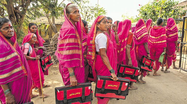 ২০১৬-র মার্চে ‘নারী দিবস’-এর দিন মাত্র ২৭ জন ঠাকুমাকে নিয়ে শুরু হয় এই স্কুল।<br> এই বছর প্রজাতন্ত্র দিবসে ‘আজিবৈচি শালা’র পরিধি আরও বাড়ানো হয়। সেখানে একটি বাগানও রয়েছে এখন।