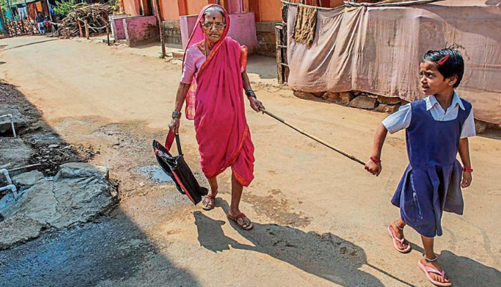 ৯০ বছরের সিতাবাঈ দেশমুখ এই বিদ্যালয়ের সবথেকে বয়স্ক ছাত্রী। আট বছরের নাতনি অনুষ্কার হাত ধরে তিনি স্কুলে আসেন।<br> কখনও অনুষ্কাও ঢুকে পড়ে ঠাকুমার স্কুলে। সেও ঠাকুমার সঙ্গেই পড়াশোনা করে।<br> সিতাবাঈ এর মতে ‘জীবনে যে কখনও স্কুলে পড়াশোনা করার সুযোগ পাব, তা কল্পনাই করতে পারিনি। ছোটবেলা খুবই গরিব ছিলাম। আর তখন মেয়েদের স্কুলে গিয়ে পড়াশোনা করারও সুযোগ খুবই কম ছিল।<br>  তাঁর নাতনি ছোট্ট অনুষ্কার মতে ‘‘ঠাকুমা এবং আমি দুজনেই বেশ আনন্দে একসঙ্গে পড়াশোনা করি।’’