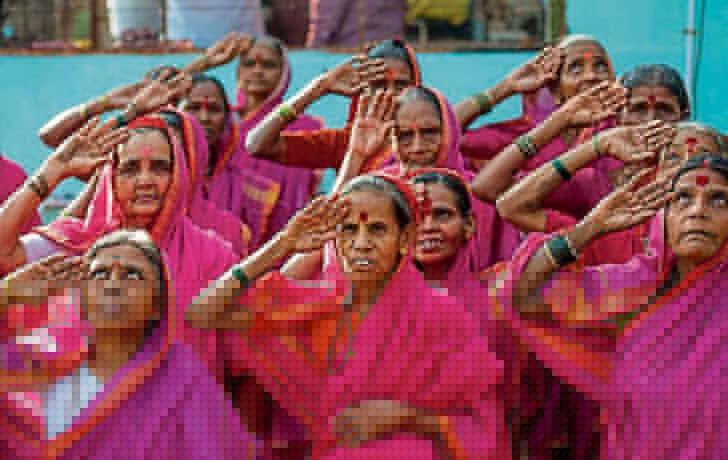 প্রজাতন্ত্র দিবসের দিন তাঁরা চলে আসেন ফাঙ্গান জেলা পরিষদ স্কুলে।<br> ওই বিদ্যালয়ের বাচ্চাদের সঙ্গে তাঁরা প্রজাতন্ত্র দিবস পালন করেন।<br> বাচ্চাদের সঙ্গে গলাও মেলান জাতীয় সঙ্গীতে।