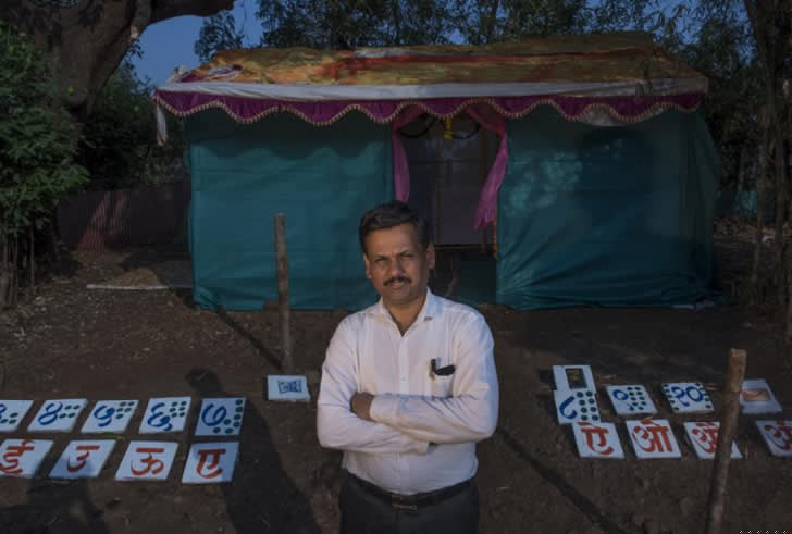 সামাজিক কর্মী এবং স্থানীয় জেলা পরিষদের শিক্ষক যোগেন্দ্র বাঙ্গার বলেছেন, ‘‘একজন ঠাকুমা আমাকে তাঁর পড়াশোনা করার ইচ্ছার কথা জানান।<br> আর তারপরই এই স্কুলটি আমি শুরু করি। কোনও রকমের দান এই স্কুলের জন্য আমরা গ্রহণ করি না।<br> কেন না, এখানে টাকা নেওয়া হয় না। আর আমি এখানকার একজন শিক্ষক, বিদ্যাদান করাটাই আমার দায়িত্ব।’’