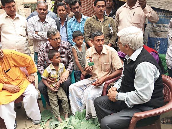 মফিজুলের বাবার সঙ্গে কথা বলছেন সিপিএম নেতা সুজন চক্রবর্তী।—নিজস্ব চিত্র। 