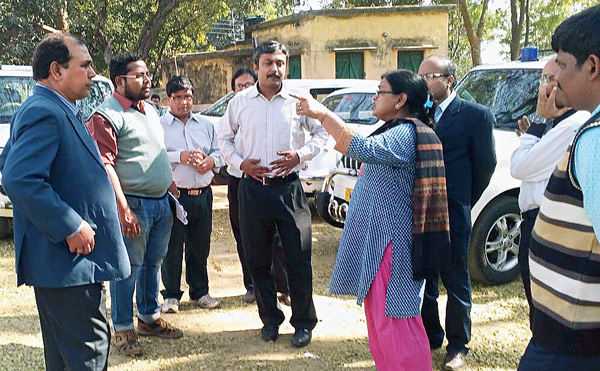 Judges and officers visited places for a court