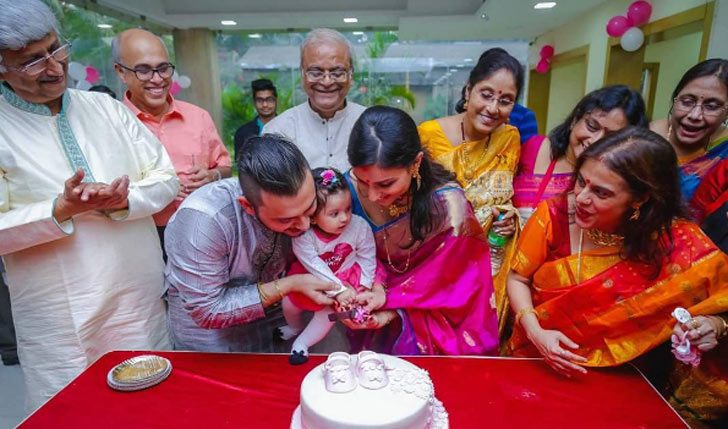 পরিবারের সকলের উপস্থিতিতে কেট কাটা হয়।