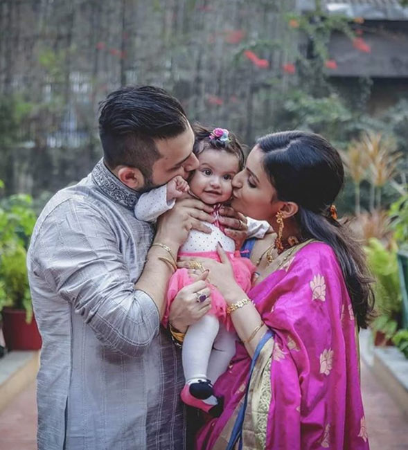 বিয়ের ঠিক ন’মাসের মাথায় রিয়ানার জন্ম দিয়েছিলেন ডিম্পি। সে সময় এ নিয়ে শুরু হয়েছিল চাপা বিতর্ক।