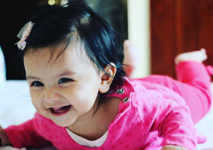 সে সময় স্ত্রী এবং সন্তানকে রক্ষা করতে কোমর বেঁধে মাঠে নামেন খোদ রোহিত।