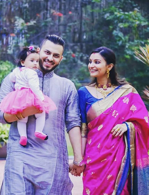 সে সময় সোশ্যাল মিডিয়ায় রোহিত লেখেন, ‘‘হতে পারে আপনি এমন জায়গা থেকে এসেছেন যেখানে নিজের স্ত্রীকে রাস্তার কুকুররা ছিঁড়ে খেলেও তাঁরা প্রতিবাদ করেন না। কিন্তু, আমি লাকি কারণ আমি তেমন <br> পরিবার থেকে আসিনি। এখন যদি আপনি আমাকে প্রশ্ন করেন যে, এ সব কথা বলার আমি কে? তা হলে একটাই কথা বলব, সে আমার স্ত্রী আর আমার সন্তানের মা।’’