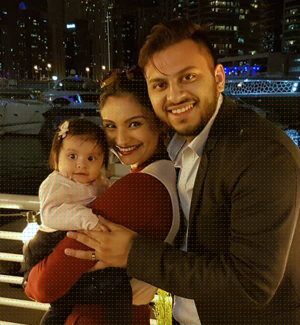 সম্প্রতি মেয়েকে নিয়ে বিদেশেও ঘুরে এসেছেন দম্পতি।