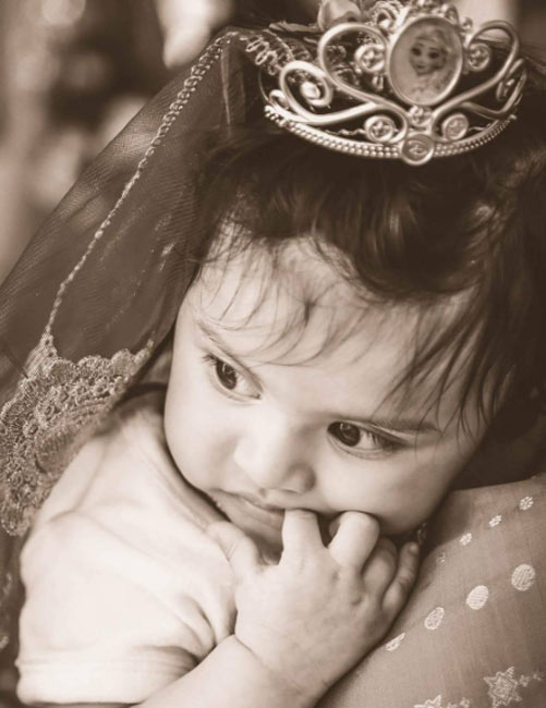 ‘রাজকন্যে’। সোশ্যাল মিডিয়ায় ছবির ক্যাপশনে ঠিক এটাই লিখেছেন ডিম্পি।