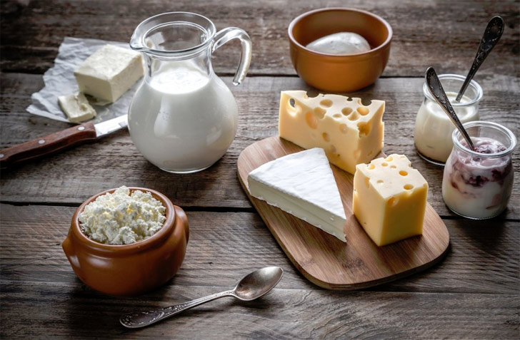 দুগ্ধজাত দ্রব্য: মানব শরীরে ল্যাকটেশনের জন্য প্রয়োজন ইস্ট্রোজেন, প্রোজেস্টেরন হরমোনের উপস্থিতি।<br> দুধ ও দুগ্ধজাত খাবারে ইস্ট্রোজেন, প্রোজেস্টেরন ও প্রোটিন থাকে যা গর্ভবতী মায়ের ও সন্তানের জন্মের পর স্তনদুগ্ধ উত্পাদনে সাহায্য করে।