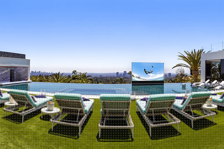 চার বছর ধরে ৩০০ জন মিলে গড়ে তুলেছেন এই বা়ড়িটি।<br> এ বার এর অন্দরে একটু উঁকিঝুঁকি দেওয়া যাক! ১২টা বেডরুম, ২১টা বাথরুম, তিনটে কিচেন, ছ’টা বার, একটা স্পা-সহ মাসাজ রুম, ফিটনেস সেন্টার, <br> দু’টো ওয়াইন-শ্যাম্পেন সেলার নিয়ে বেশ ভাল মতোই দিন কাটাতে পারেন এতে। সেই সঙ্গে রয়েছে ৮৫ ফুটের একটি সুইমিং পুলও।<br> সুইমিং পুলের জলে গা ডুবিয়ে জায়ান্ট টেলিভিশন স্ক্রিনে দেখে নিতে পারেন পছন্দের অনুষ্ঠানও।