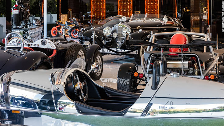 কী নেই এখানে? এর চত্বরে ঠাসা রয়েছে তিন কোটি ডলারের ১২টি গাড়ি।<br> গ্যারাজ নয়, ভালবেসে একে অটো গ্যালারি নাম দেওয়া হয়েছে। সেই সঙ্গে রয়েছে ৩০০ ফুটের মেগাইয়ট থেকে শুরু করে কোটি কোটি ডলারের শিল্পসামগ্রীও।