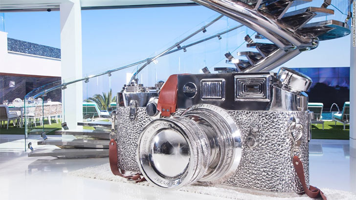 বেল এয়ারের এই বাড়ির চারতলা জুড়েই কাচ, ক্রোম আর সাদা দেওয়ালের ছড়াছড়ি।<br> ২০ লাখ ডলারের ঘোরানো সিঁড়ির পাশাপাশি রয়েছে বিরাট সাইজের এক লাইকা ক্যামেরার আদলে তৈরি শিল্পসৃষ্টিও।