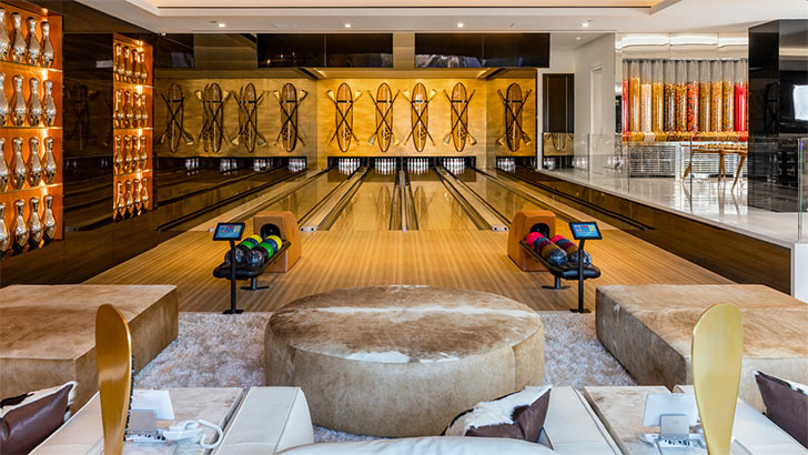 বোরড হচ্ছেন! তবে এর দোতলায় চলে আসুন। চার লেনের বোলিং লাউঞ্জে খানিকটা সময় কাটাতে পারেন।<br> কথা দিচ্ছি, দেওয়ালে সোনার বোলিং পিন দেখে মুগ্ধ হয়ে যাবেন। তাতেও মন না ভরলে ফুসবল টেবলে গা ঘামাতে পারেন। বা একটু পুল খেলে নিতে পারেন।