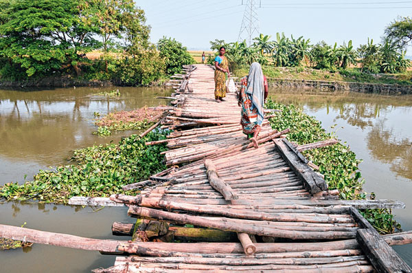 Clash between two Panchayat for the renovation of a bridge