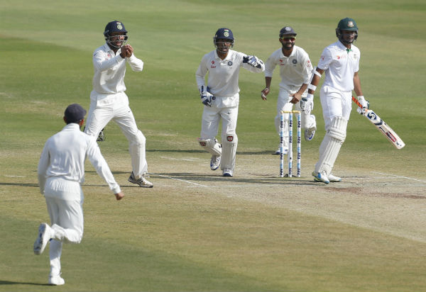 সাকিব আল হাসানের উইকেট নেওয়ার পর ভারতীয় ক্রিকেটারদের উচ্ছ্বাস। ছবি: পিটিআই।