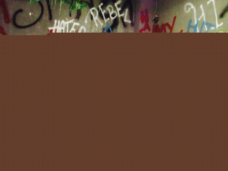 রাগের কারণে সারা পৃথিবী জুড়ে বিভিন্ন অপ্রীতিকর ঘটনা বেড়েই চলেছে। যাতে রাগ খানিকটা কমানো যায় সে কারণে ২০০৮ সালে টেক্সাস-এ ‘অ্যাঙ্গার রুম’ খুলেছিলেন এক জন। সেখান থেকেই ‘ব্রেকরুম’ তৈরি করার ভাবনা আসে তাঁর মাথায়।