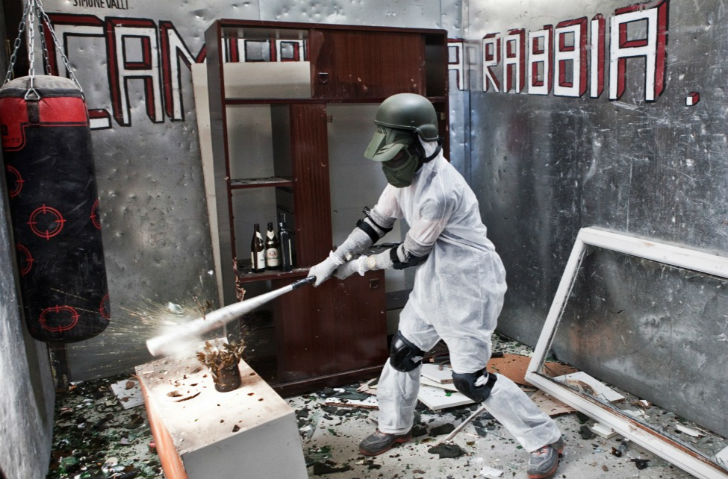 জিনিস ভাঙচুর করার সময় কোনও কারণে শরীরে আঘাত না লাগে ব্রেকরুমে ঢোকার আগে তাই পরে নিতে হবে নিরাপদ পোশাক।