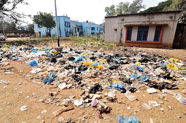 Open Garbage in field, People in distress