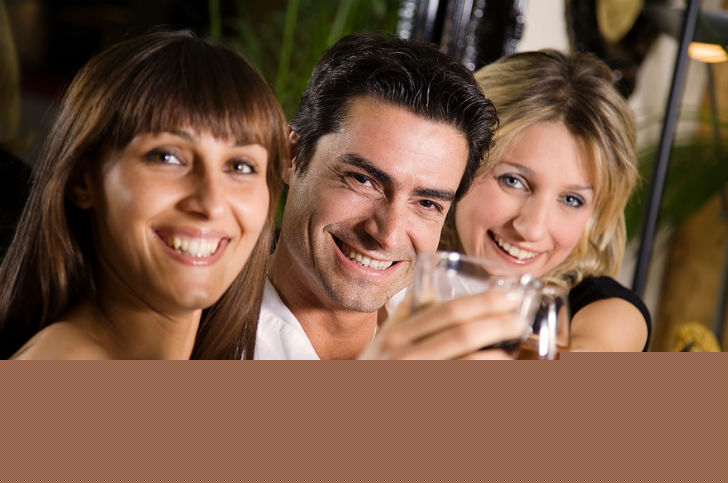 এস্তোনিয়ায় আবার আজকের দিনটি হল বন্ধুত্ব উদ্‌যাপনের দিন। ভ্যালেনটাইন্স ডে না বলে এ দিনটি<br>
সোবরাপায়েভ নামেই পরিচিত। প্রেমিক-প্রেমিকা নয়, বরং বন্ধুবান্ধব বা পরিজনের সঙ্গেই সময় কাটান সকলে।