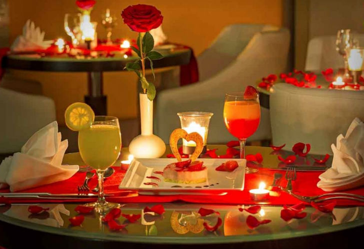 ভ্যালেনটাইন্স ডে নয়, ঘানায় এ দিনটি হল চকোলেট ডে। হোটেল-রেস্তোরাঁর মেনুতে থাকে<br>
চকোলেট থিমের খাবারদাবার। মিউজিয়ামে প্রদর্শিত হয় চকোলেটের নানা জিনিসপত্র।<br>
আসলে ট্যুরিস্টদের আকৃষ্ট করতেই এ দিন চকোলেটের এত ছড়াছড়ি।