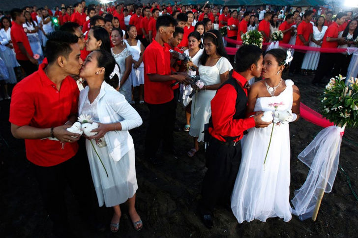 ভ্যালেনটাইন্স ডে-কে বিবাহ দিবস বানিয়ে ফেলেছেন<br>
ফিলিপিন্সের মানুষজন। এ দিন এক অনুষ্ঠানের গণবিবাহ করেন তাঁরা।